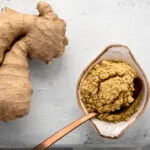 זנגביל (Zingiber officinale) מכונה גם ג'ינג'ר, שורש בעל עוצמה.